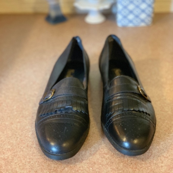 Nicole Rene Shoes - NWOB Nicole Rene black leather Oxford loafer